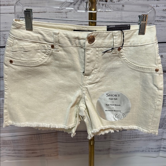 Pants - NWT 1822 Cream Denim Shorts